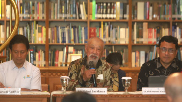 Yohei Sasakawa (tengah)