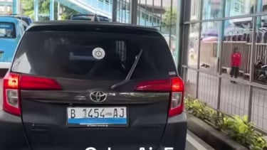 Viral mobil bukan kendaraan listrik memakai pelat berwarna biru