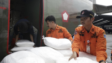 BPBD Jakarta melakukan modifikasi cuaca dengan menyebar 2,4 ton garam
