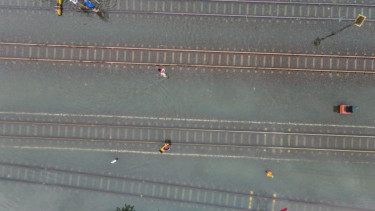 Jalur rel kereta api terendam banjir di sekitar Stasiun Pekalongan