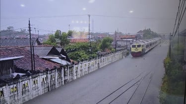 Banjir merendam rel kereta api di Pekalongan