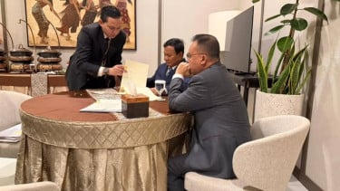 Pertemuan Presiden Prabowo dengan Sufmi Dasco Ahmad di Lanud Halim