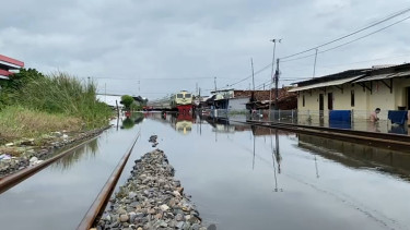 Rel kereta api di Pekalongan terendam banjir