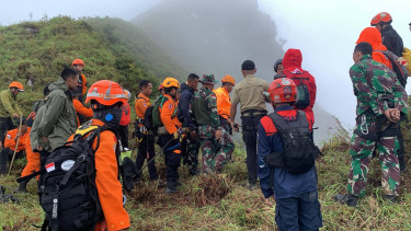 Tim SAR mengevakuasi pesawat ATR jatuh di pegunungan Bulusaraung Maros