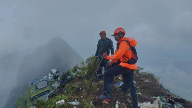 Tim SAR mengevakuasi pesawat ATR jatuh di pegunungan Bulusaraung Maros