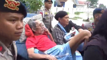 Evakuasi korban banjir di Telukjambe Barat, Karawang, Jawa Barat
