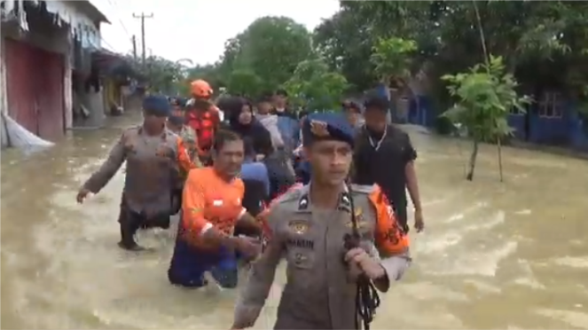 Evakuasi korban banjir di Telukjambe Barat, Karawang, Jawa Barat