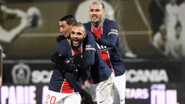 Bek PSG, Layvin Kurzawa (nomor 20) saat merayakan golnya ke gawang Angers