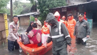 Personel Gabungan Evakuasi Korban Banjir di Jakarta Timur