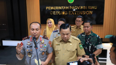 Plt Gubernur Riau, SF Hariyanto (kanan)