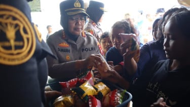 Kapolres Metro Bekasi, Komisaris Besar Polisi Sumarni (tengah)
