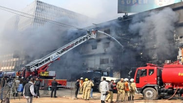 Kebakaran mal di Karachi Pakistan