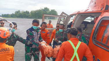 Evakuasi korban Pesawat ATR 42-500