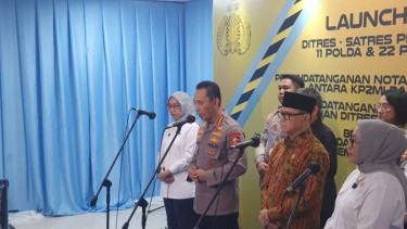 Kapolri Jenderal Polisi Listyo Sigit Prabowo (tengah)