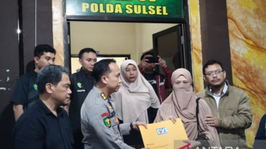 Istri Deden Maulana (dua kanan) korban kecelakaan pesawat ATR 42-500