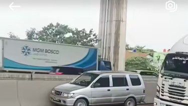 Mobil Isuzu Panther melaju sendiri di Tol Japek