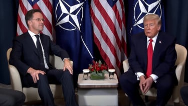 Presiden AS Donald Trump bersama Sekjen NATO Mark Rutte di Davos