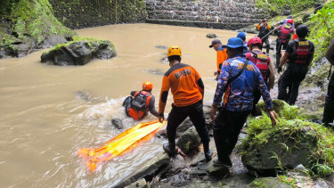 Proses pencarian ibu dan anak terseret sungai Jemanik, Tabanan