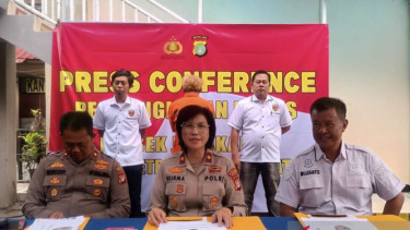 Kapolsek Jagakarsa Kompol Nurma Dewi (tengah)