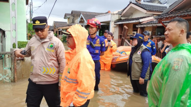Tanggul Kali Angke di Tangerang Jebol hingga buat banjir