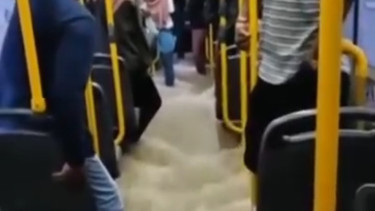 Viral bus Transjakarta disebut kebanjiran