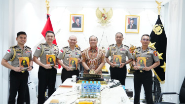 Wakapolri Komjen Dedi Prasetyo (tengah)