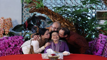 Megawati Soekarnoputri dicium tiga anaknya di HUT ke-79