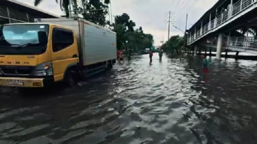 Banjir merendam ruas jalan dan jalur Transjakarta di Daan Mogot Jakbar