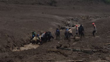 Tim SAR mengevakuasi korban longsor di Cisarua Kabupaten Bandung Barat
