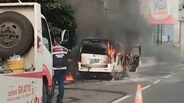 Mobil listrik DFSK terbakar di tol