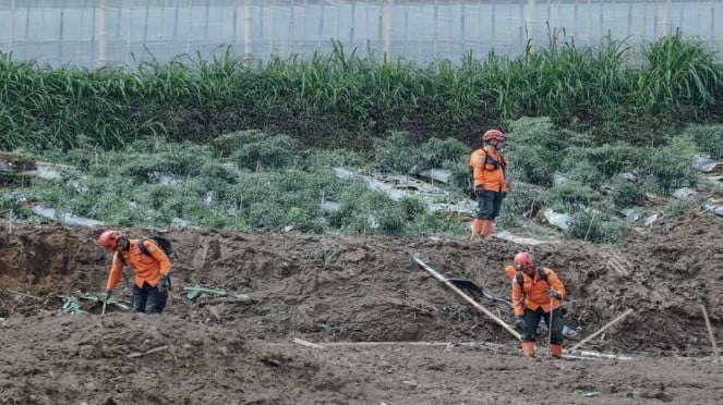 Evakuasi korban bencana tanah longsor di Cisarua Kabupaten Bandung Barat