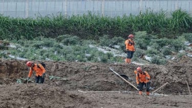 Evakuasi korban bencana tanah longsor di Cisarua Kabupaten Bandung Barat