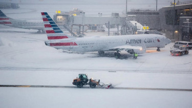 Badai salju picu penutupan penerbangan di Bandara LaGuardia New York, AS