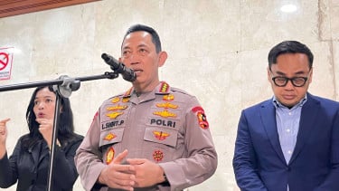 Kapolri Jenderal Listyo Sigit Prabowo (tengah) di Kompleks Parlemen, Senayan