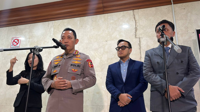 Kapolri Jenderal Listyo Sigit Prabowo (kiri) di Kompleks Parlemen Senayan 