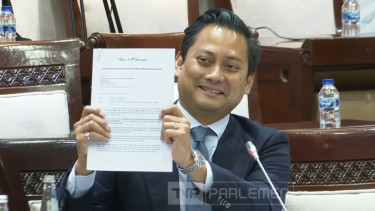 Thomas Djiwandono menunjukkan surat pengunduran diri dari Gerindra