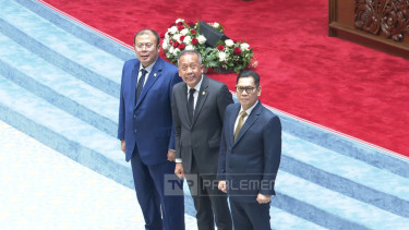 Calon hakim MK, Adies Kadir (kanan) di ruang rapat paripurna DPR RI 