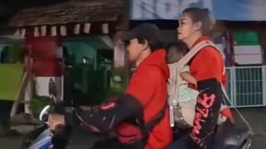 Pasangan suami istri viral di media sosial lantaran berkendara sambil merokok