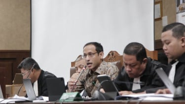 Terdakwa Nadiem Anwar Makarim (tengah)