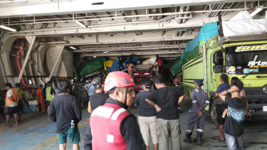 Kapal Dharma Kartika IX miring saat bersandar di Pelabuhan Semayang, Balikpapan