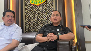 Kapuspenkum Kejagung Anang Supriatna (kanan)