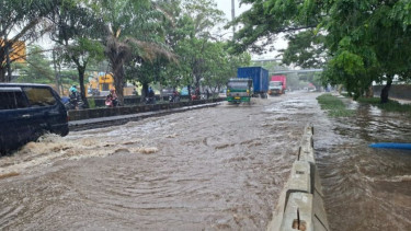 Banjir menggenangi ruas Jalan Daan Mogot, Jakarta Barat