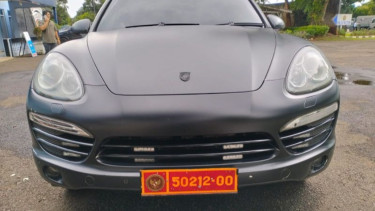 Mobil Porsche Cayenne yang menggunakan plat nomor dinas Kemenhan