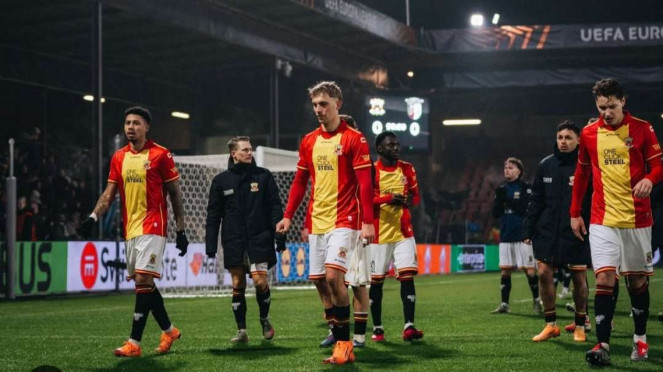 Dean James dan para pemain Go Ahead Eagles