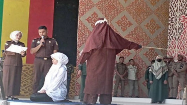 Pelanggar qanun syariat Islam di Banda Aceh dieksekusi hukuman cambuk