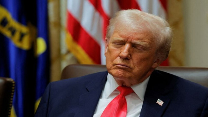 Presiden AS Donald Trump nampak tertidur saat rapat kabinet