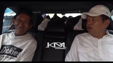Dedi Mulyadi (kanan) dan penjual es kue jadul, Sudrajat (kiri)