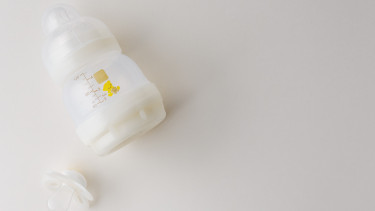 Ilustrasi botol susu/susu formula.