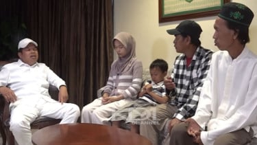 Dedi Mulyadi saat temui penjual es kue jadul, Sudrajat (baju putih kiri)
