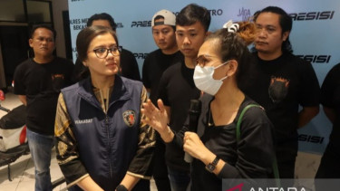 Orang tua korban penculikan anak di Bekasi (kanan)